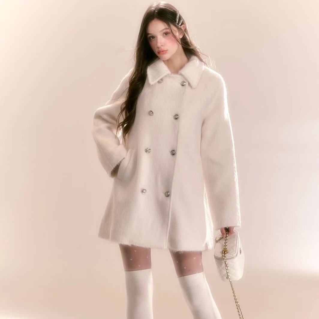 Long coat and thick white woolen coat